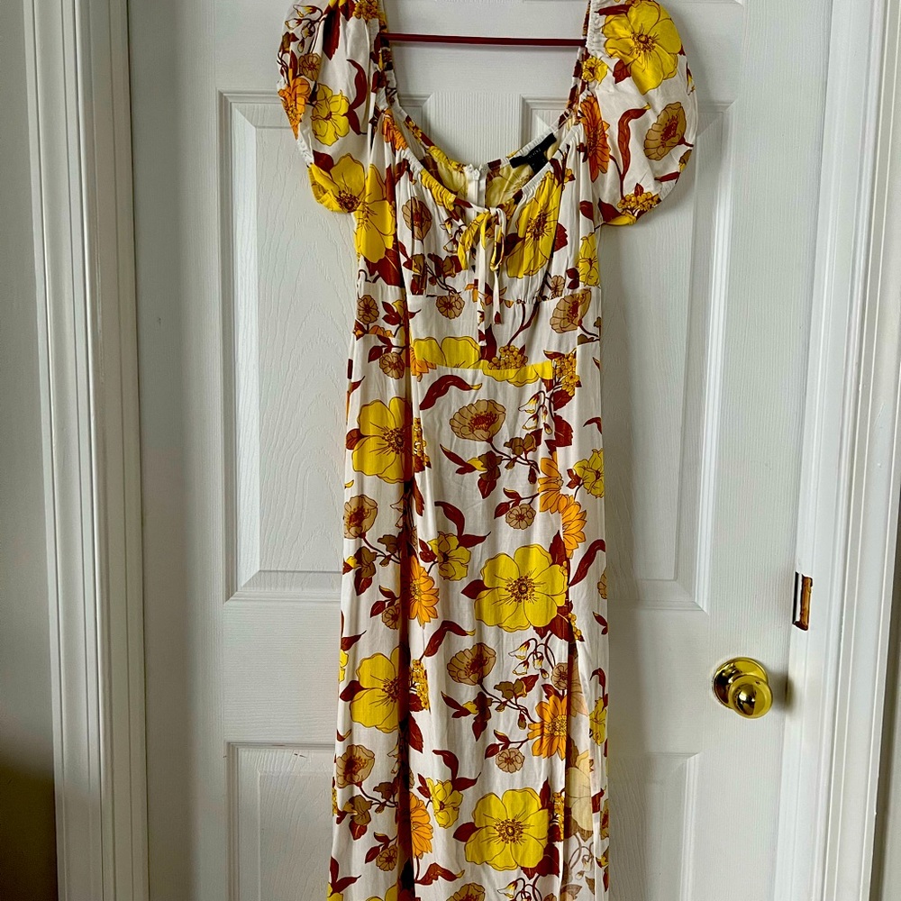 Beautiful yellow flower pattern. Fit sizes 8. Never worn tags were removed.